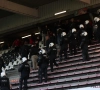📷 L'avant-match de Charleroi - Standard déjà sous haute tension : les fans carolos ont piégé la tribune des Rouches, vidée avant la partie