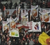 Les supporters montois envahissent le terrain après le match contre Tubize