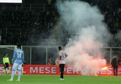 🎥 Pétard sur le terrain, gardien au sol : un match de Ligue 1 dégénère !
