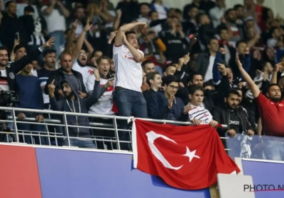 Ça s'envenime à Lyon, la pelouse envahie par les supporters ! (photos)