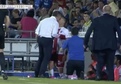 Un coach y va tête contre tête contre son joueur (video)