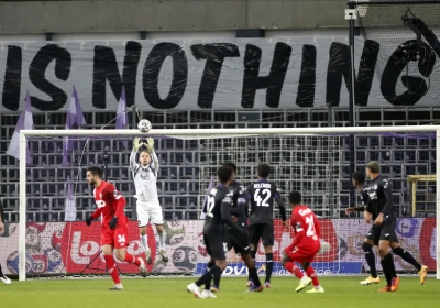 Kompany et ses joueurs ont de la chance que le stade ait été vide ... 