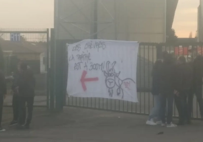 📷 Les supporters de Mouscron ont protesté avant et pendant la rencontre face au Cercle de Bruges