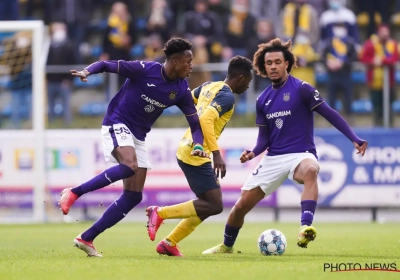 Un ancien joueur d'Anderlecht dans le dur : un club de Premier League suit sa situation de près