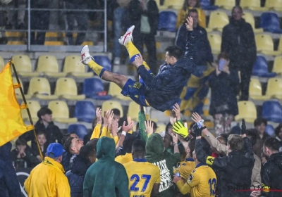 🎥 Une haie d'honneur en plein match : magnifique hommage à STVV-OHL pour la fin de carrière d'une légende 