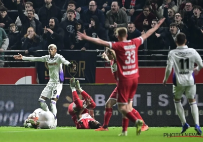 Un penalty léger, encore, contre Anderlecht ? "Si on siffle ça..."