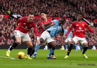 🎥 Manchester is Red ! Senne Lammens au chômage contre City, Jeremy Doku victime d'une agression