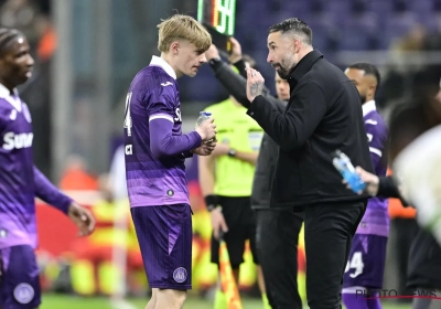  Nathan De Cat brille même comme numéro dix : "Si le coach me met défenseur la semaine prochaine..."