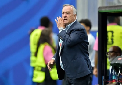 📷 Magnifique image : Dick Advocaat fond en larmes avant le coup d'envoi d'Allemagne-Curaçao