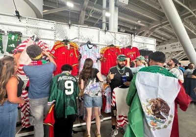 📷 Les Américains se ruent... sur de faux maillots belges aux alentours du stade