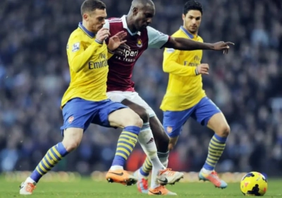 Arsenal gagne, assist de Vermaelen