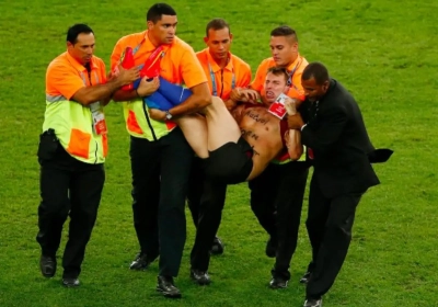 Il se vautre en voulant féliciter ses joueurs