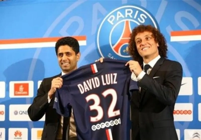 David Luiz joue avec le spray de l'arbitre