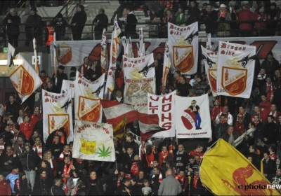 Les supporters montois envahissent le terrain après le match contre Tubize