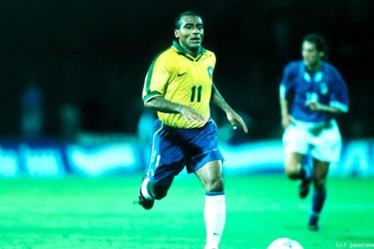 Une légende du football sort de sa retraite à 58 ans pour jouer avec son fils !