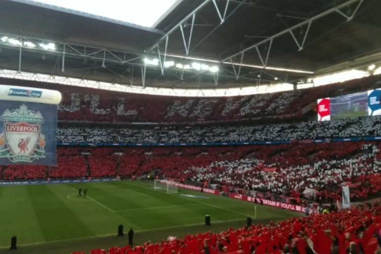 Magnifique ! Les supporters de Liverpool et Dortmund chantent ensemble dans les rues (video)