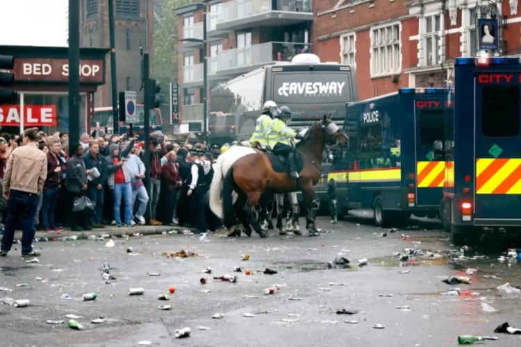 Les supporters de West Ham canardent le bus de Man U (photos + vidéos)