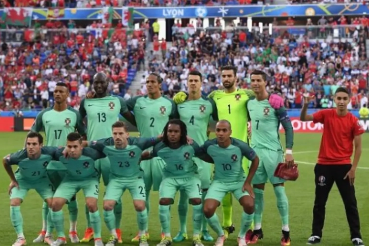 Enorme! Un jeune s'incruste sur la photo d'équipe du Portugal (vidéo)