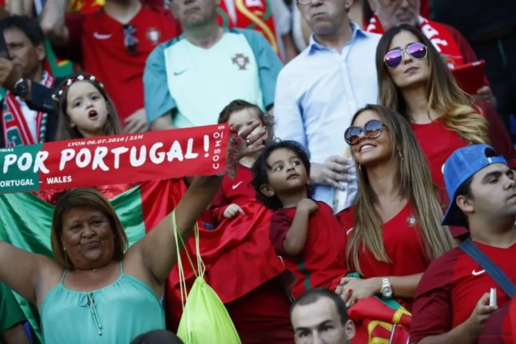Un enfant portugais console un fan français