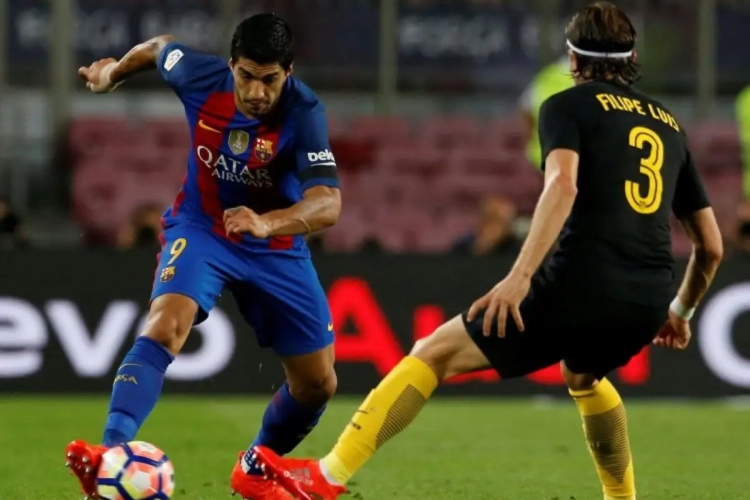 Luis Suarez s'en sort bien sur ce coup