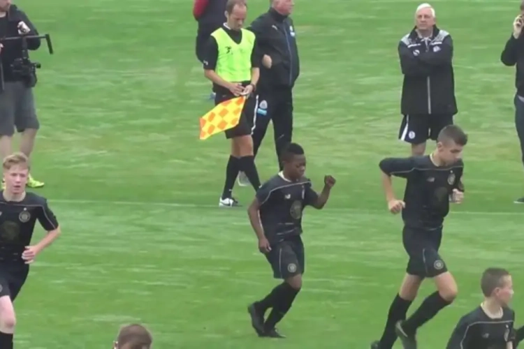 📷 L'étonnante image de Christopher Jullien et son équipier de 16 ans au Celtic 