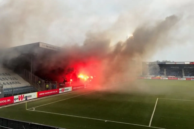 Les Ultras du Standard ont fêté leur amitié avec des supporters hollandais : l'arbitre interrompt le match (video)