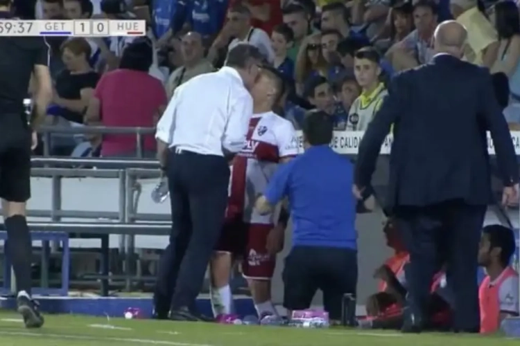 Un coach y va tête contre tête contre son joueur (video)