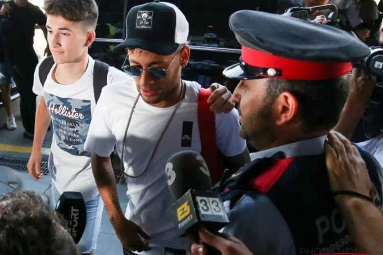 Neymar s'explique sur son transfert à Paris: "Pour la deuxième fois de ma vie, j'ai contredit mon père"