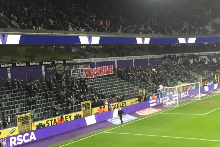 Les supporters d'Anderlecht passent un message: "Tous coupables"