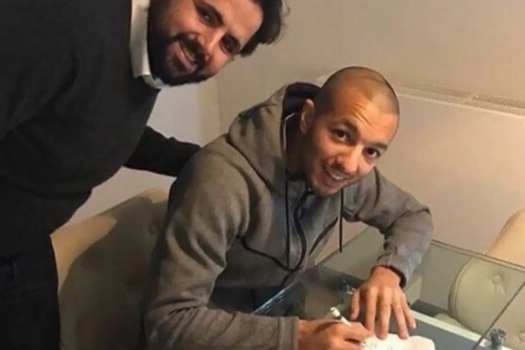 Hanni temporise : la photo n'est pas vraie