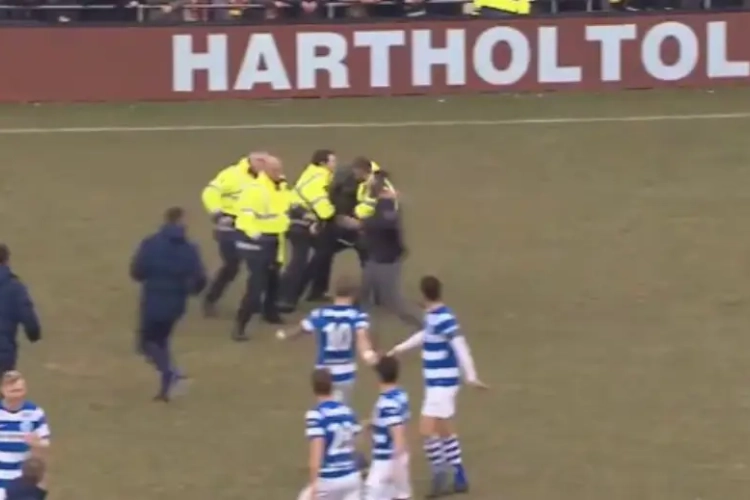 ? Un match part complètement en vrille aux Pays-Bas: les supporters montent sur la pelouse et s'en prennent aux joueurs