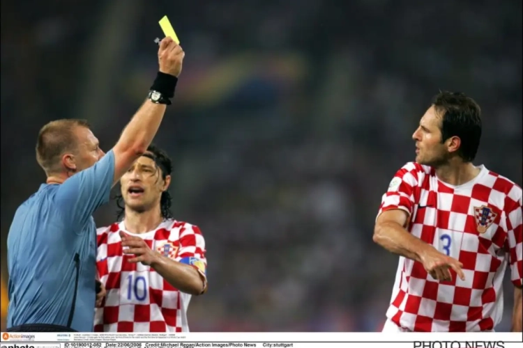 Saviez-vous que... Simunic a reçu trois cartons jaunes?