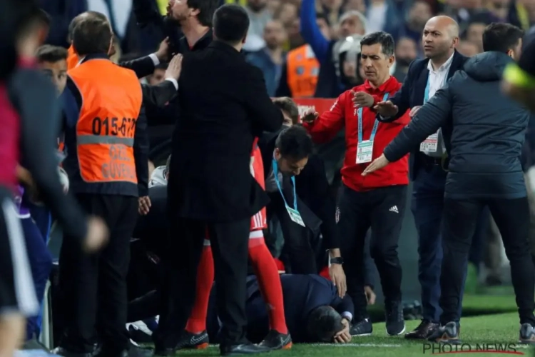 ? Le coach du Besiktas Istanbul transporté à l'hôpital pendant le derby face au Fenerbahce