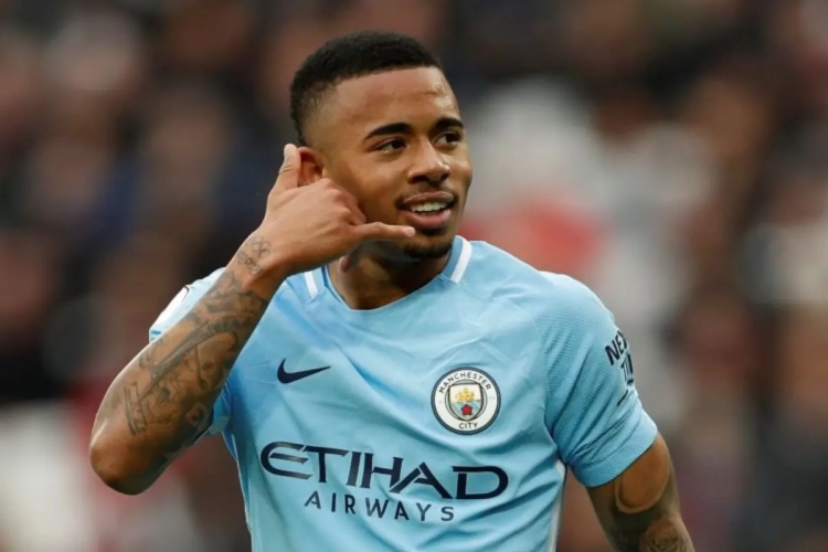 Manchester City blinde l'un de ses joueurs majeurs tandis qu'un autre défenseur quitte l'AC Milan