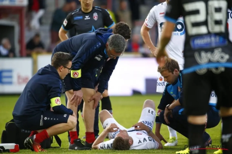 UPDATE : Sueurs froides à Courtrai - Mouscron ! Un joueur avec des problèmes cardiaques s'est écroulé et s'est tenu la poitrine