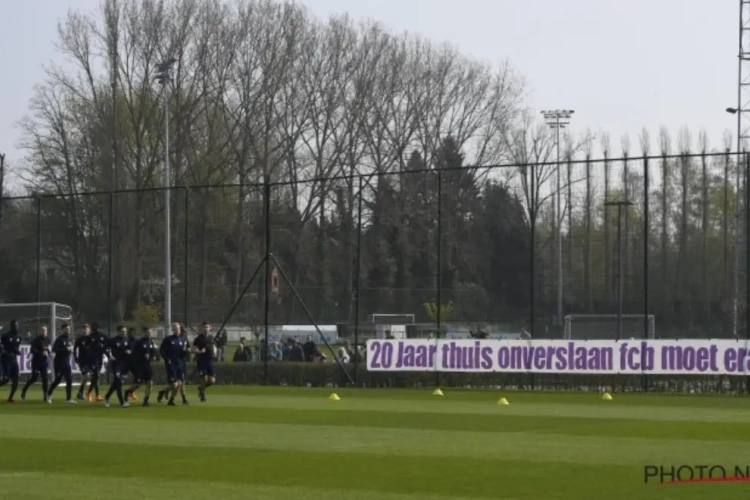 Un fan d'Anderlecht seule source d'information durant le match contre Charleroi : "Beaucoup ne comprennent pas"