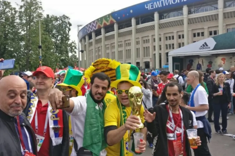 Soleil, DJ, supporters... L'ambiance est de mise autour du Stade Luzhniki avant le match d'ouverture ! (photos et vidéo)