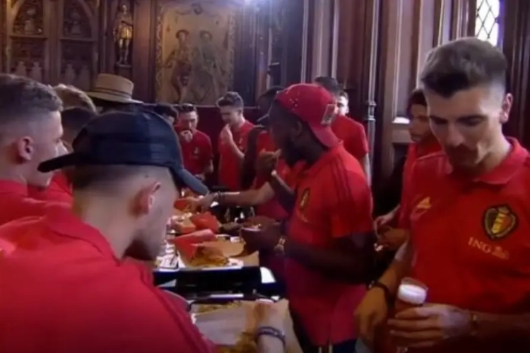 Frites et bières pour les Diables à l'Hôtel de ville : le moment de belgitude qui fait du bien !