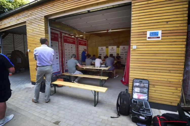 Est-ce le tour préliminaire de l'Europa League? Clément et Gano parlent à la presse ... dans un garage !