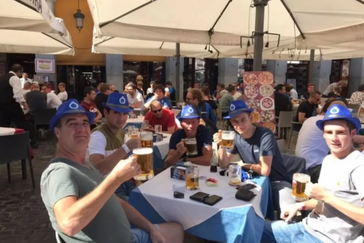 ? Les supporters de Bruges mettent l'ambiance sur la Plaza Mayor de Madrid (vidéos)