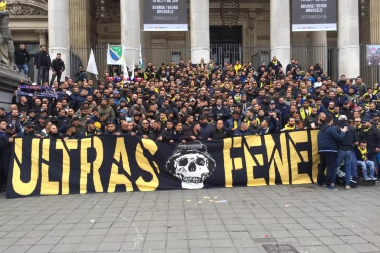 ? Les supporters du Fenerbahçe mettent l'ambiance au centre-ville!