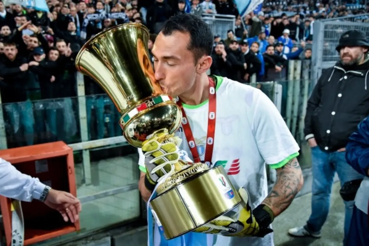 Silvio Proto, heureux d'avoir remporté un nouveau trophée, dévoile quand il va raccrocher les crampons 