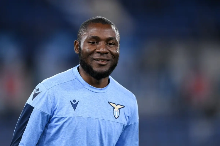 Joseph Minala, moqué à l'époque pour son âge jugé suspect, quitte l'Italie pour la Chine