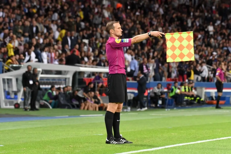 Bochum - M'gladbach arrêté après le jet d'un projectile sur un des arbitres