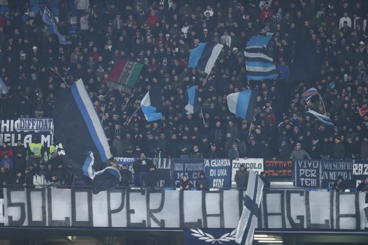 Confinés, les supporters chantent à la gloire du Napoli dans toute la ville 