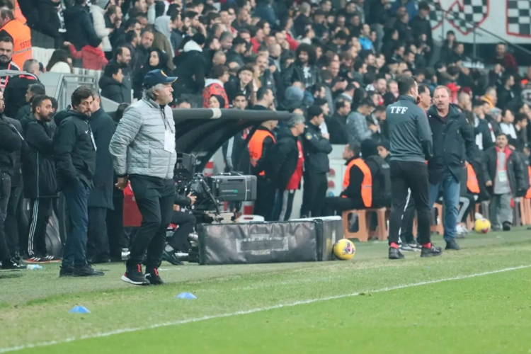 📷 Les joueurs du Besiktas ont formé les initiales de George Floyd dans le rond central 