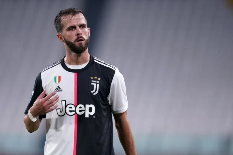 Positif au coronavirus, Pjanic ne pourra pas entamer la préparation avec le Barça