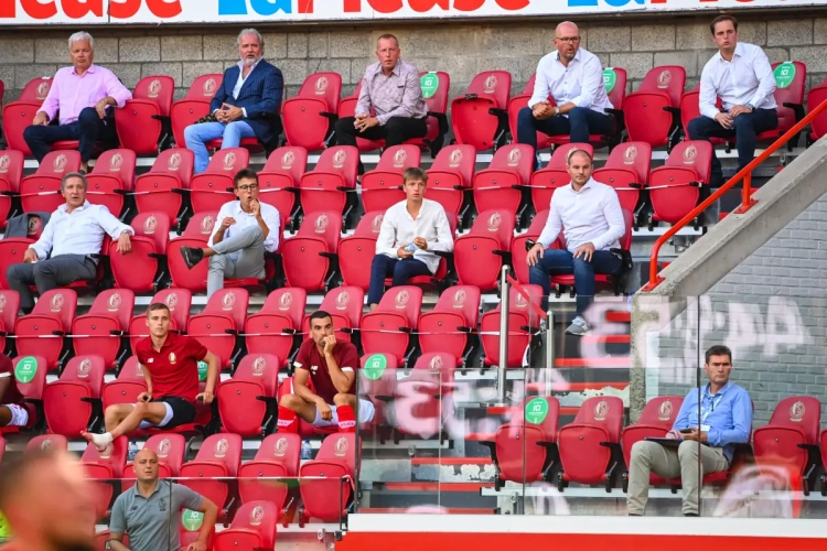 Scène polémique lors du match du Standard avec la présence de...Didier Reynders dans les tribunes de Sclessin