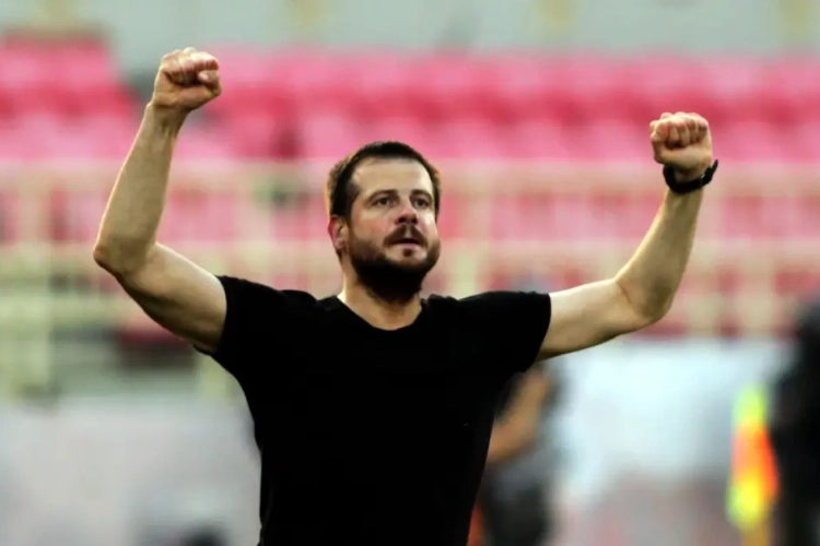 📷 Le coach de Vojvodina, adversaire du Standard, est un sacré phénomène