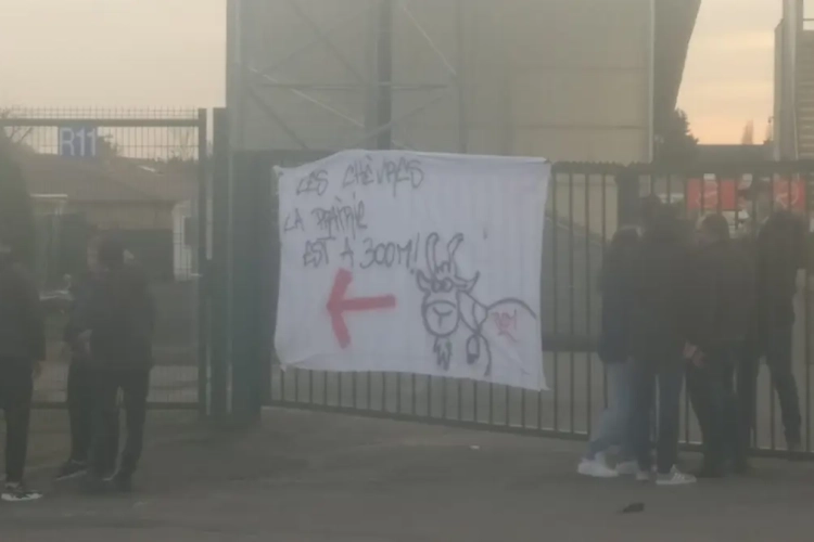 📷 Les supporters de Mouscron ont protesté avant et pendant la rencontre face au Cercle de Bruges